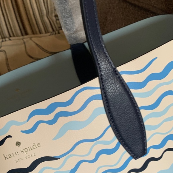 Authentic KATE SPADE Reversible Leather Sail boat print Tote/removable wristlet - Picture 4 of 14